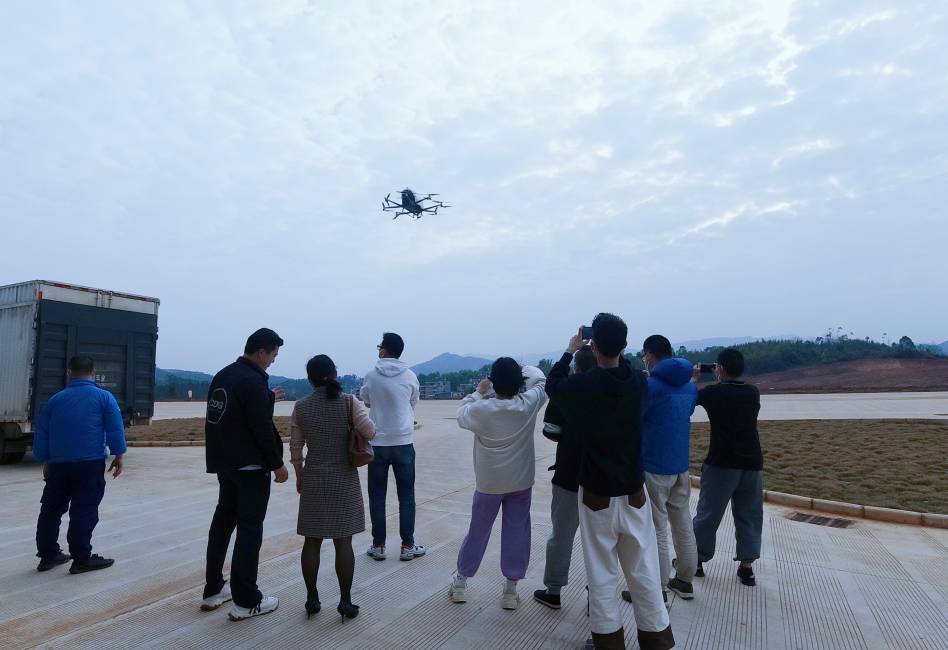 央视记者到祥云亿航实地调研采访(图2)
